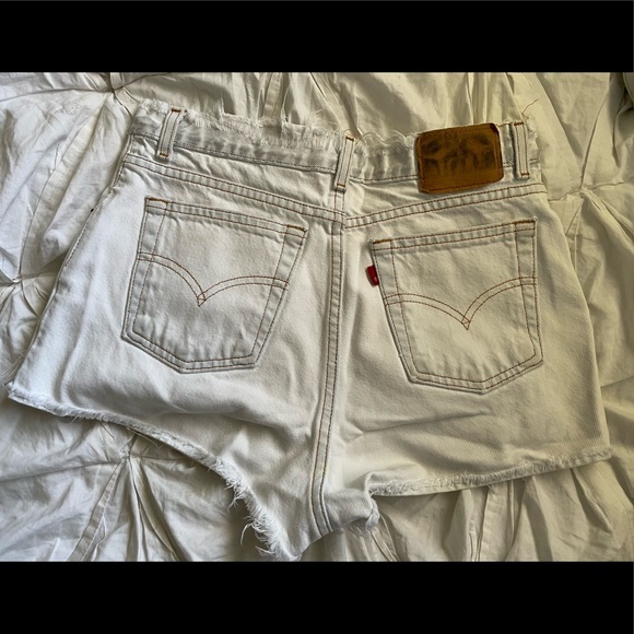Levi’s white high rise shorts size 26 - Picture 2 of 3